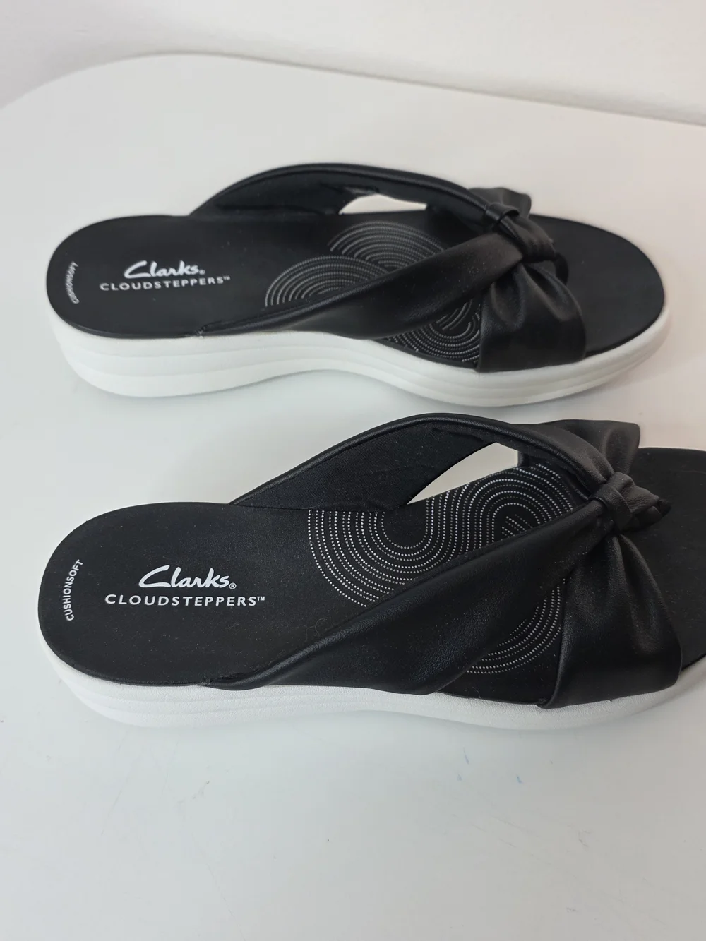 Clarks Cloudsteppers Cushionfit Black & White Thong Comfort Sandals Size 8.5